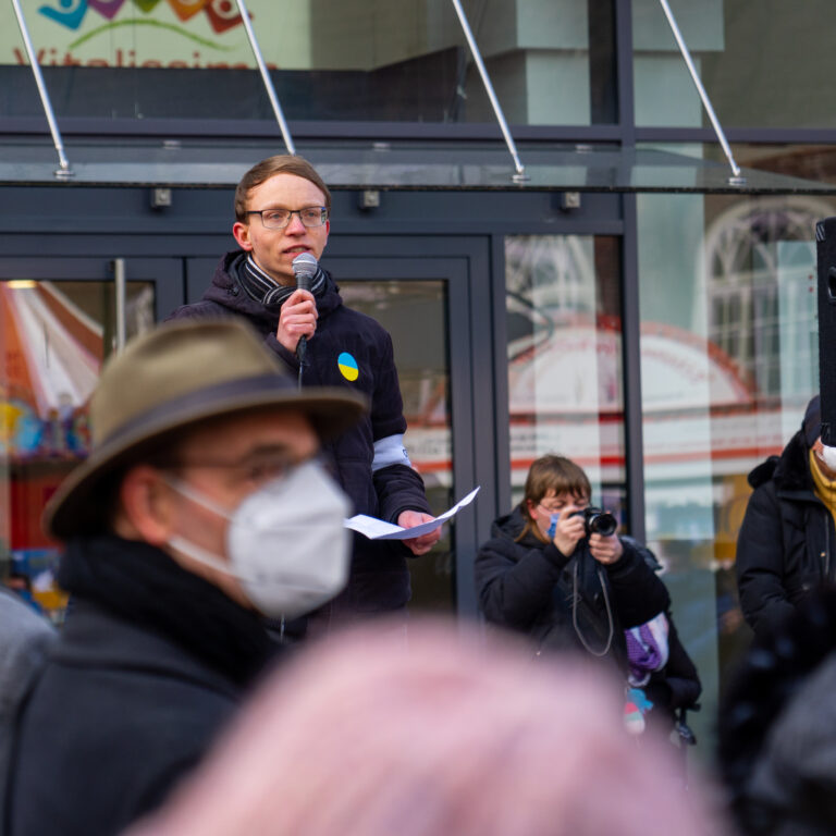 Björn Hildebrand von »FFF Elmshorn« hält eine Rede