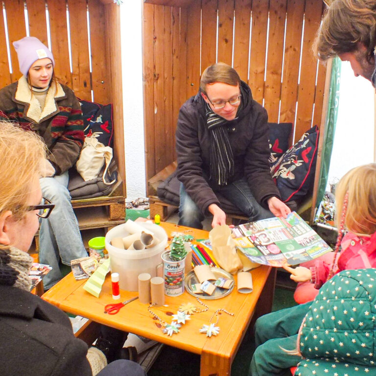 Gruppenfoto von »FFF Elmshorn« beim »WeihNACHHALTIGKEITSmarkt« in Elmshorn